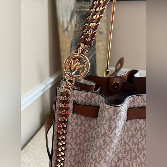 Michael Kors Mina Large Logo Hand Bag Vanilla NWT - Picture 4 of 8